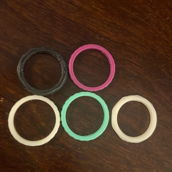 Enso Jewelry - Bundle of 5 silicone rings size 6 - set of 3 are Enso, black&white are unbranded